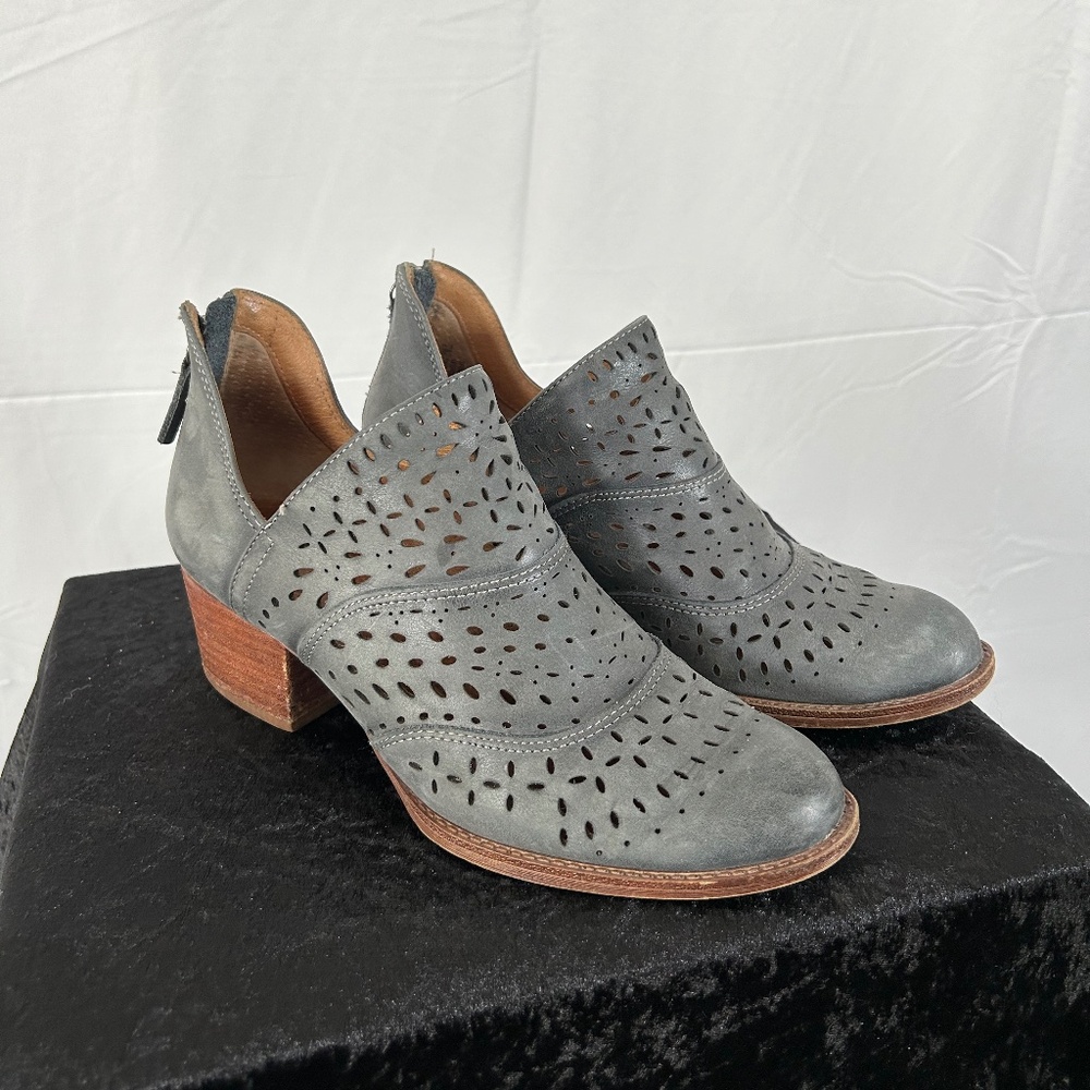 SOFFT GRAY ANKLE BOOTS